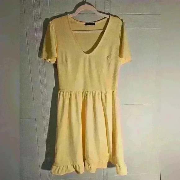 Mohito Yellow Short Sleeve V neck Mini Dress With Ruffle Hem Size L EUC - Picture 1 of 16